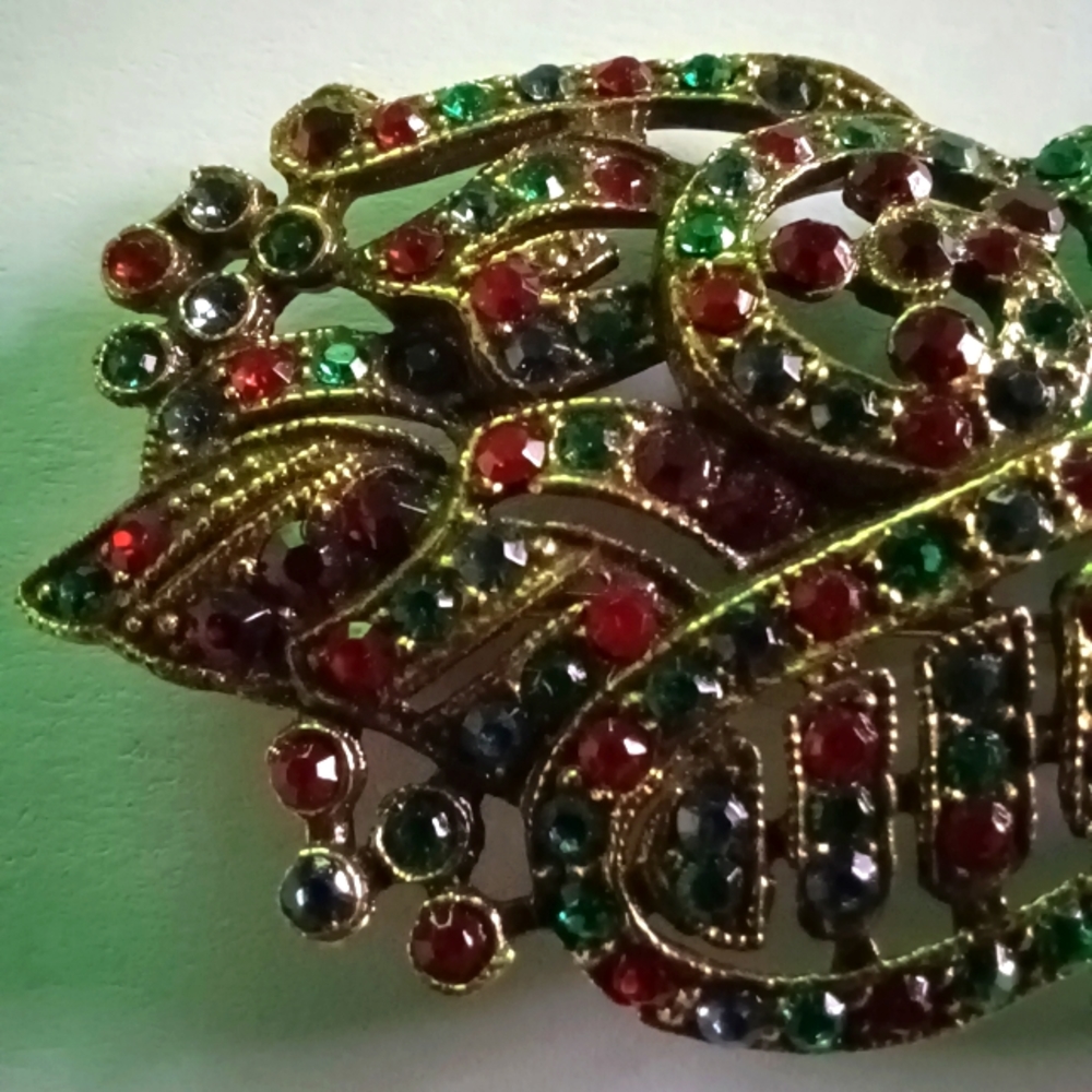 Vintage ROCOCO Signed Red Green Rhinestone Brooch Pin - Picture 5 of 13
